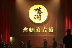 秋霞影院在线观看首页主推画面，暖色调电影海报在深色背景上排开