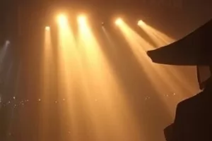 《第九个证人》法庭旁听席后排视角画面