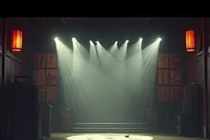 纪录长片《雪线之上》登山队在雪坡结组行进画面
