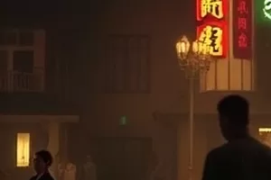 《灯塔下的守望》夜色灯塔与海面光束画面